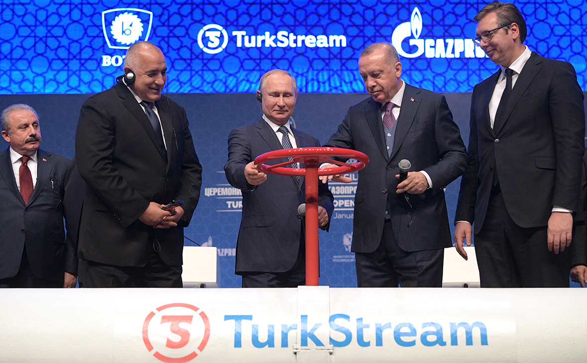 Реджеп Тайип Эрдоган и Владимир Путин (в центре) во время открытия газопровода &laquo;Турецкий поток&raquo;