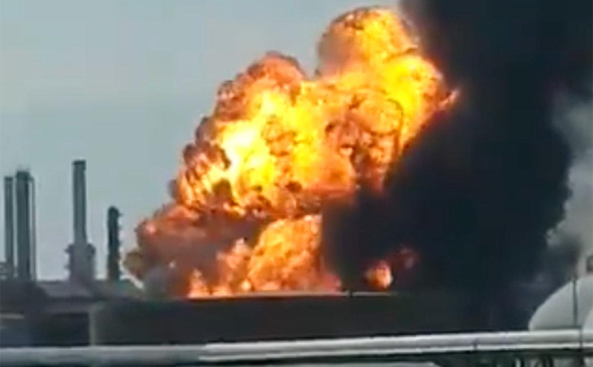 Сильный пожар произошел на нефтеперерабатывающем заводе на востоке Мексики