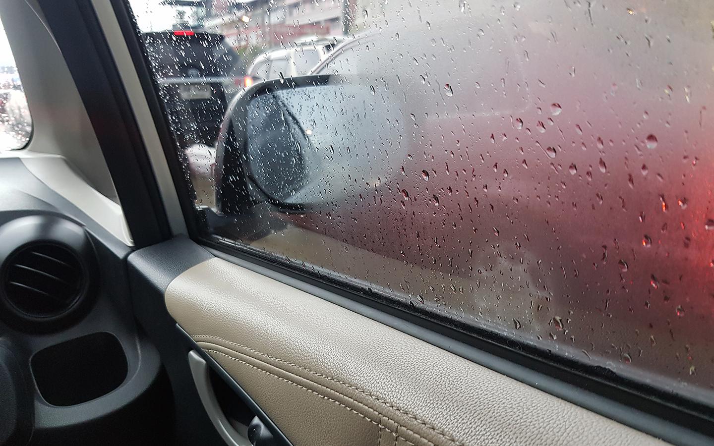 Почему в машине во время дождя появляется запотевание окон и как этого избежать