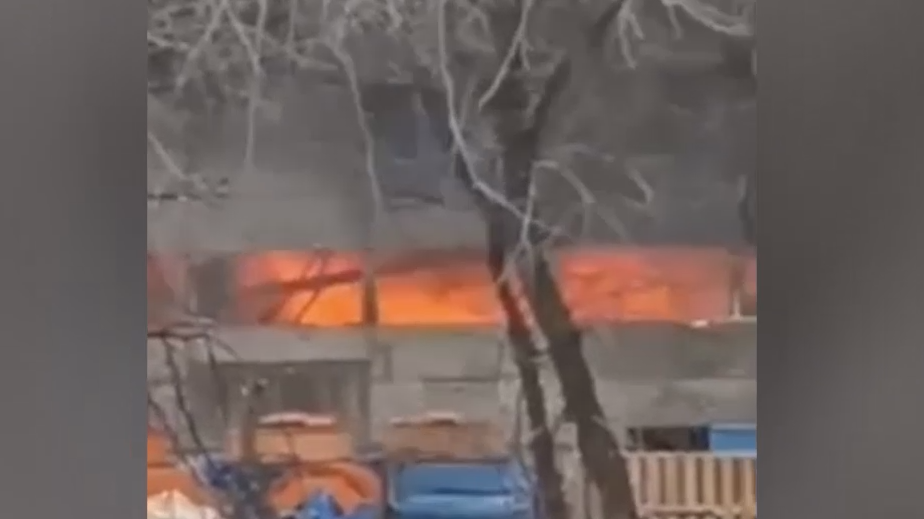 В Новосибирске загорелся склад автозапчастей
