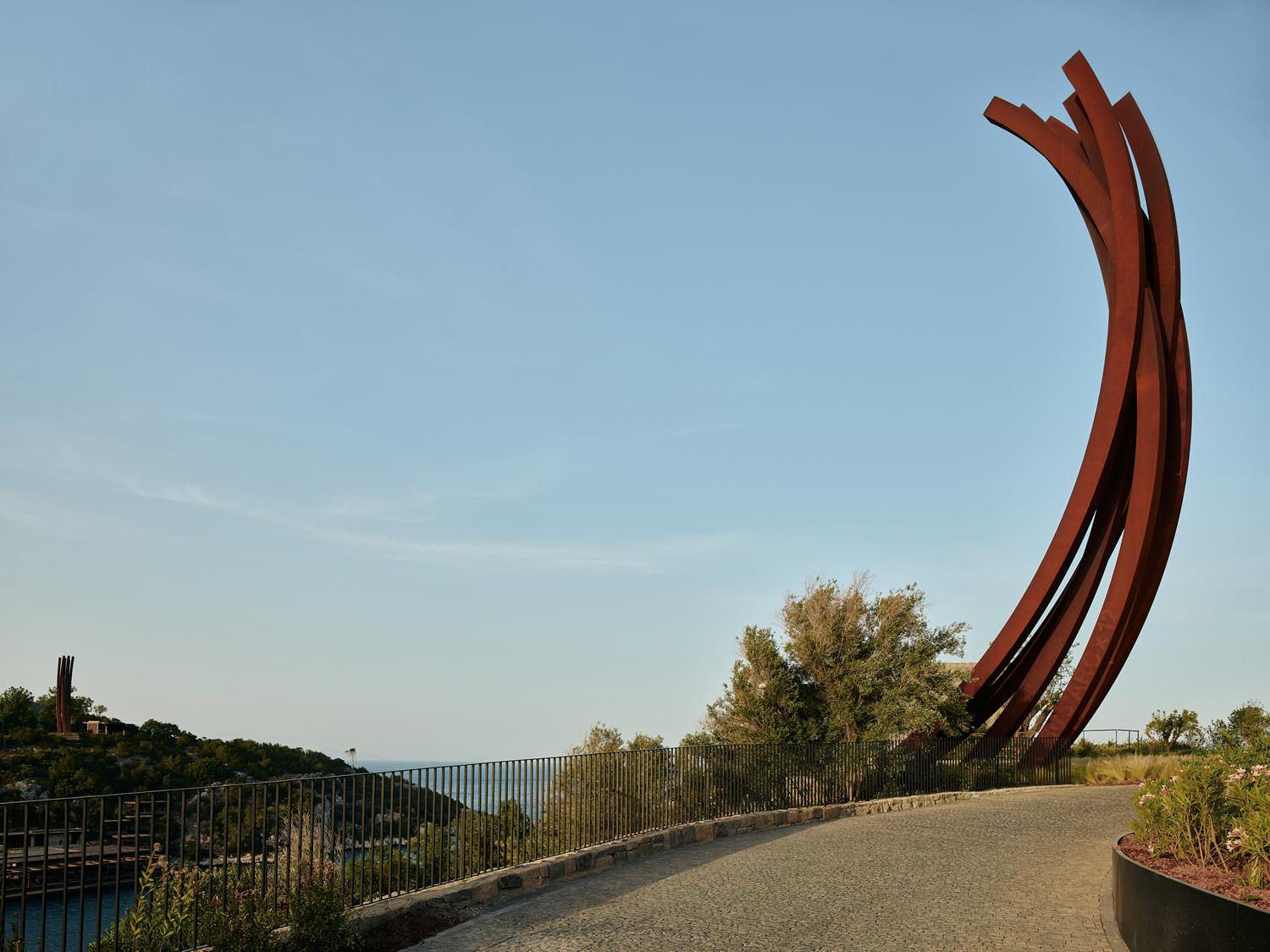 Bernar Venet Studio, cкульптура 6 Arc Verticaux 77,5&deg;