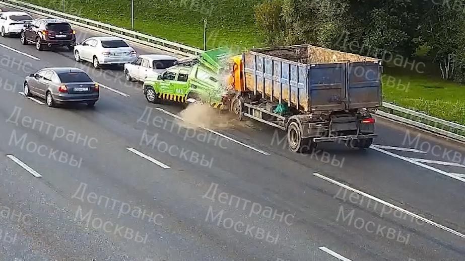 На МКАД грузовик протаранил колонну машин