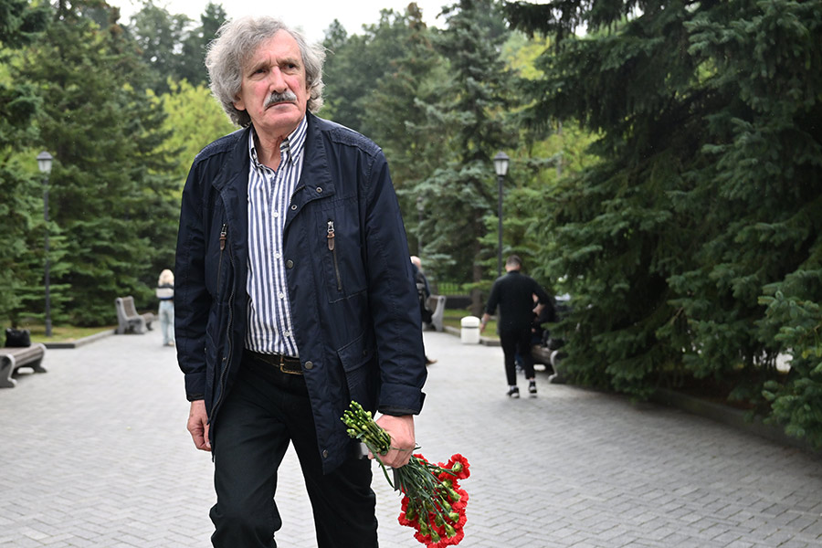 На фото: оператор, сценарист, актер Владимир Климов во время церемонии прощания.