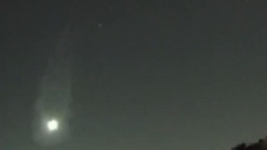 Огненный шар пролетел над Австралией и взорвался в небе. Видео