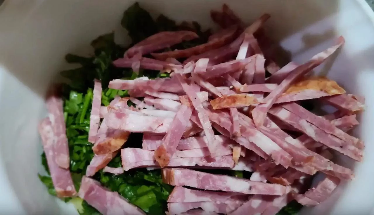 Нарежьте колбасу соломкой