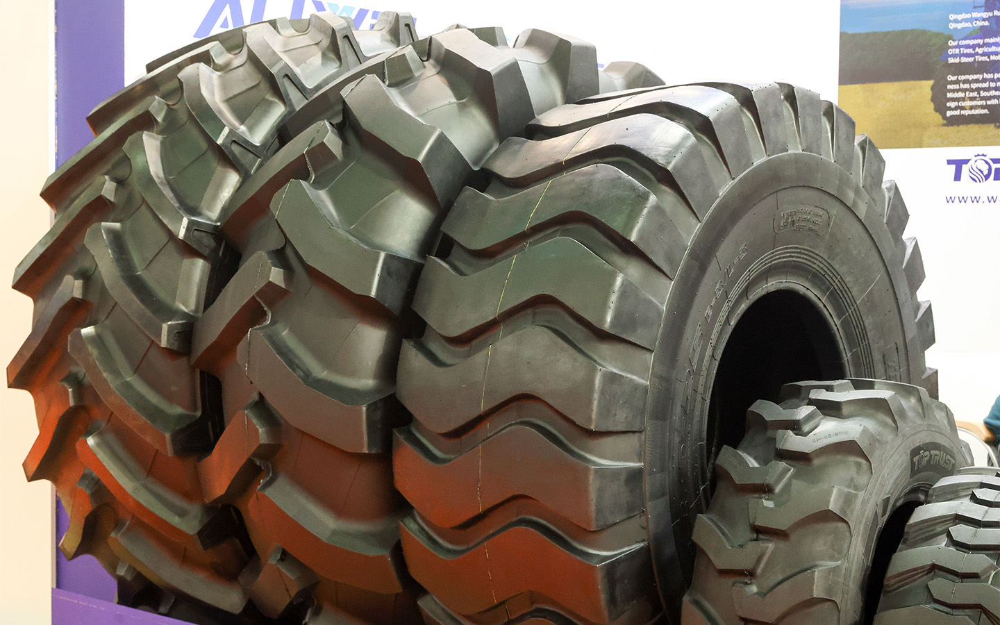 Специальные шины&nbsp;&mdash; покрышки для различной спецтехники, например, погрузчиков, экскаваторов на колесном ходу, снегоболотоходов