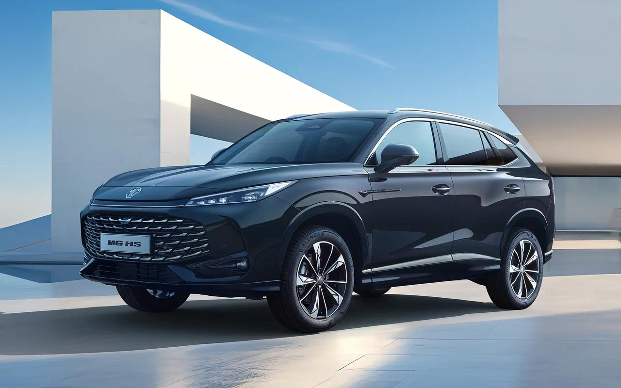 MG HS второго поколения (2024 г.), созданный на основе Roewe RX. Передняя часть кузова агрессивнее, выдвижные дверные ручки заменены традиционными