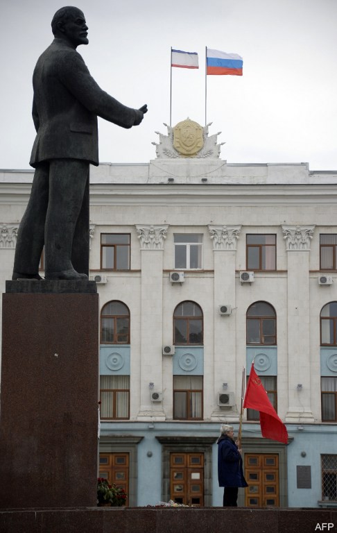 Крым: мирные будни на фоне военных