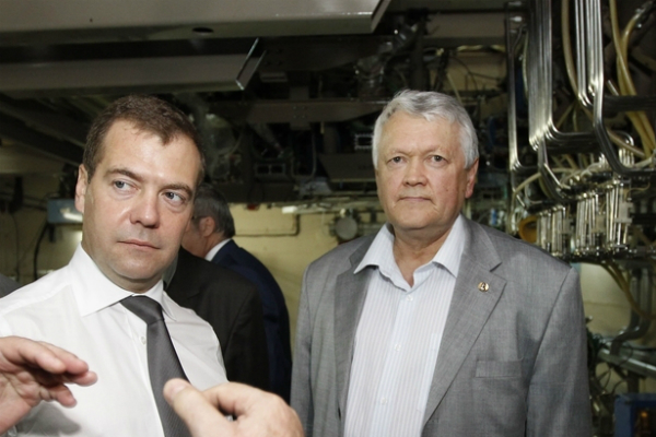 Премьер-министр Дмитрий Медведев и глава СО РАН Александр Асеев&nbsp;в Институте ядерной физики имени Будкера в 2012 году


