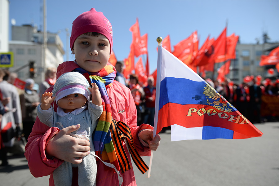 Участница первомайской демонстрации КПРФ в Екатеринбурге