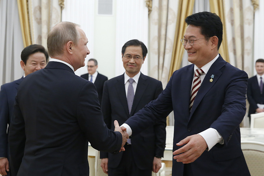 Владимир Путин и Со Ён Гиль


