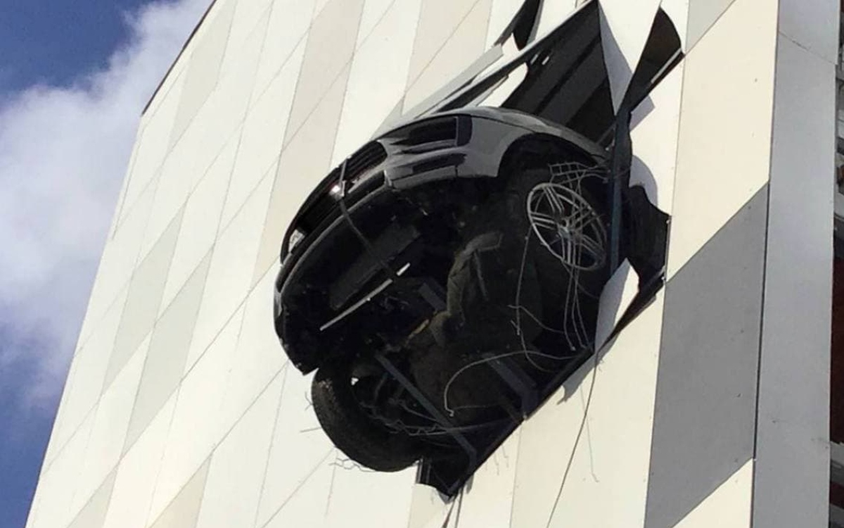 В Москве Porsche пробил стену многоэтажного паркинга. Фото
