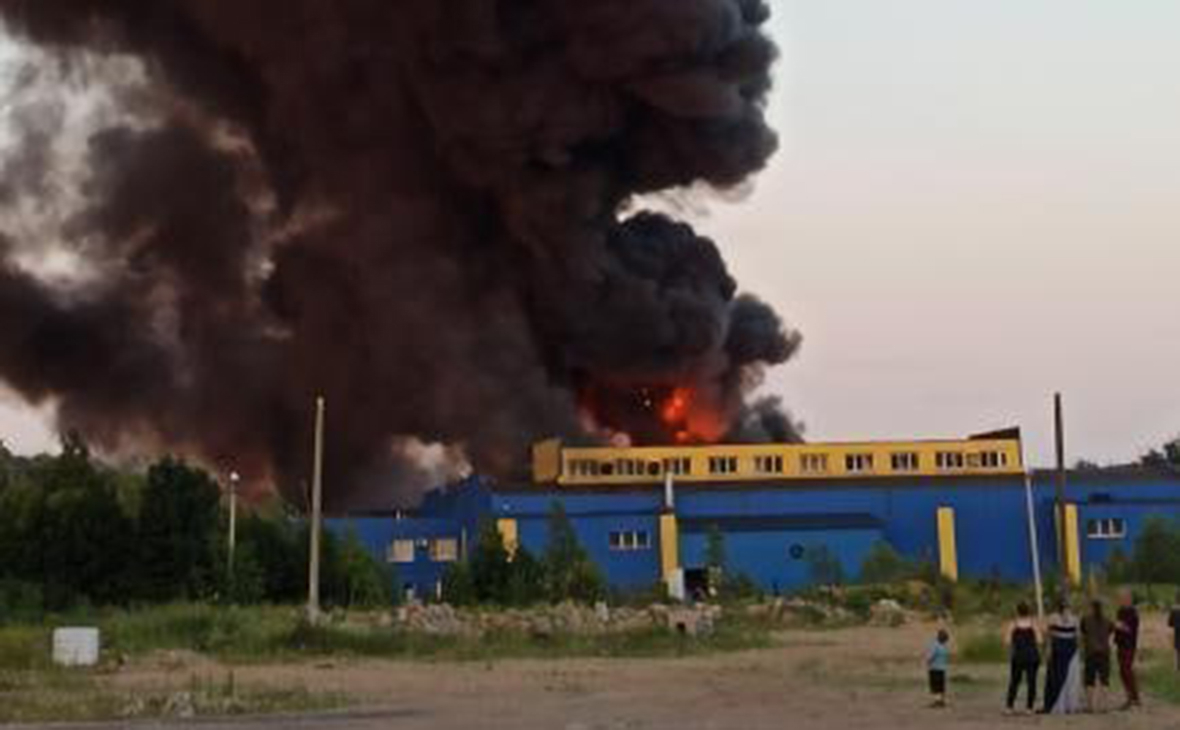 Площадь пожара на складе с пленкой в Подмосковье выросла почти в три раза
