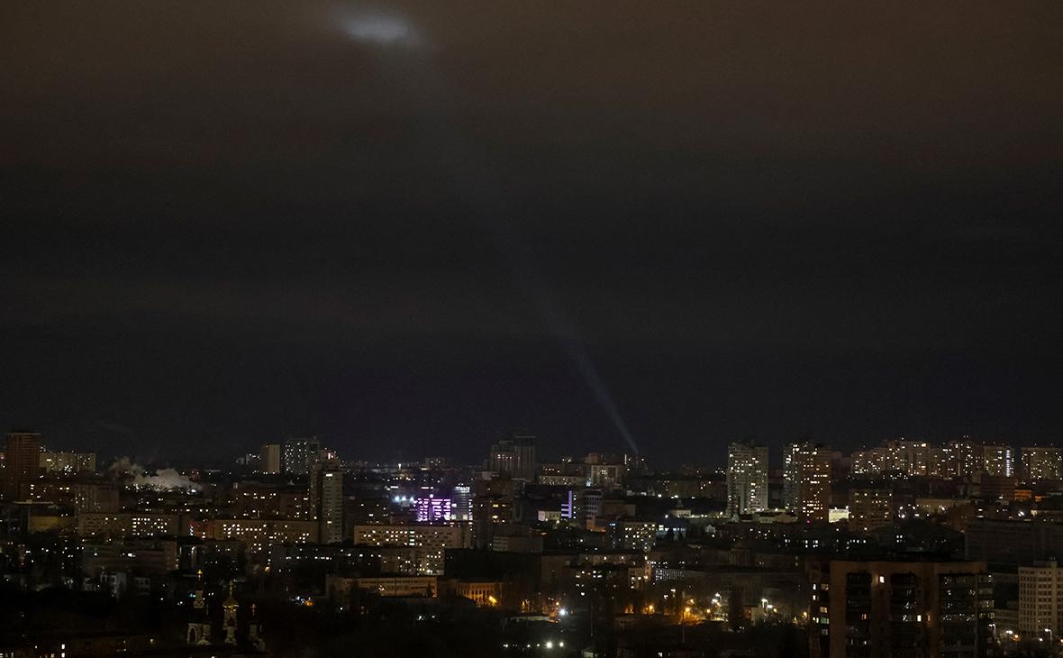 Украинские военнослужащие используют прожектор в поисках дронов в небе над Киевом