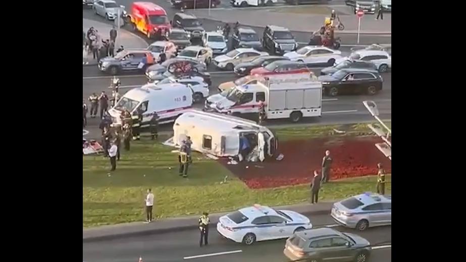 Вертолет приземлился на Кутузовском проспекте забрать пострадавшего в ДТП