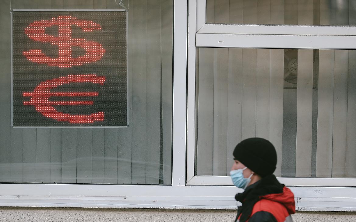 Минэк ждет доллар по ₽100 в 2028 году. Почему это может произойти раньше