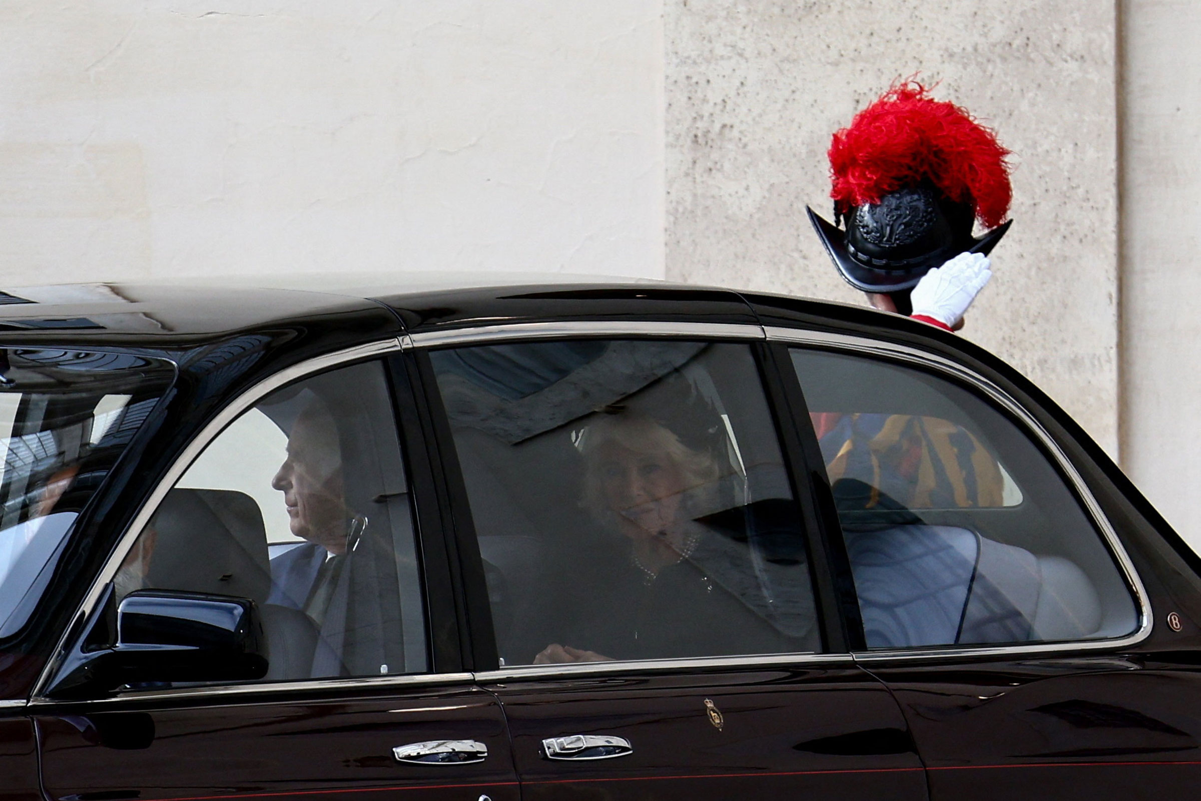 Королевский визит и литургия изначально были запланированы на апрель 2025 года, но их пришлось перенести из-за болезни папы римского Франциска. Событие должно было быть приурочено к десятилетнему юбилею публикации второй энциклики Франциска под названием Laudato si&rsquo; (&laquo;Хвала Тебе&raquo;), которая описывала последствия изменения климата и предположительно вдохновила участников Парижской конференции 2015 года установить в качестве цели ограничение роста температуры на планете до 1,5&deg;С.