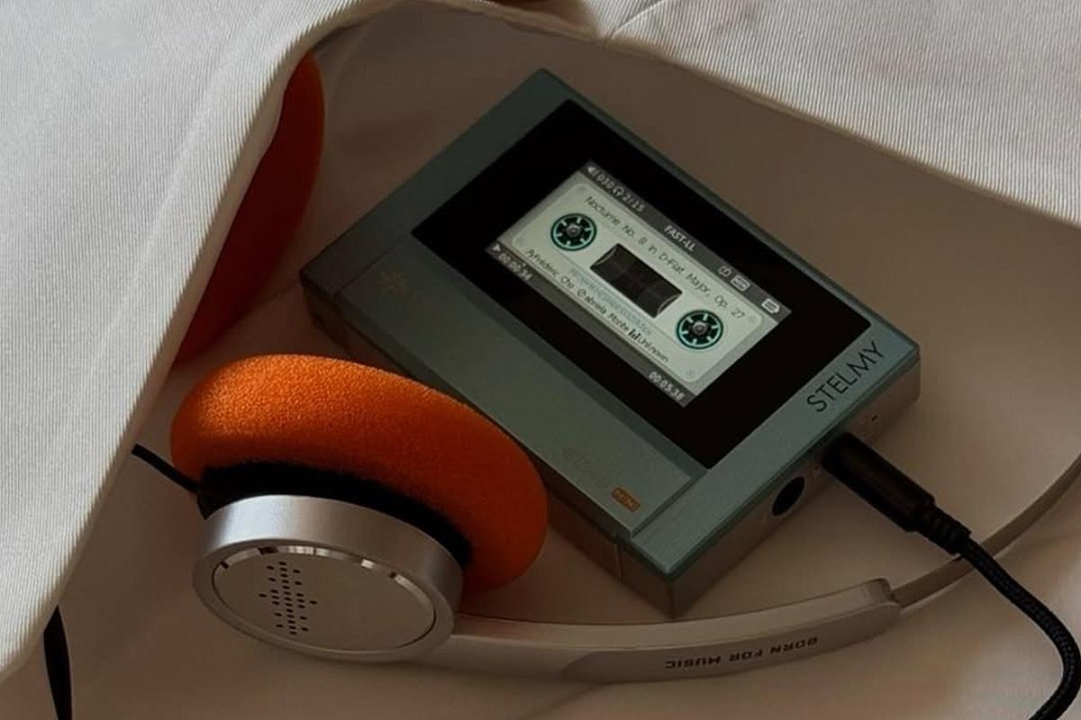 Пригласительный на мероприятие в честь дня рождения Stelmy в виде плеера в винтажном стиле с записанным плейлистом от бренда