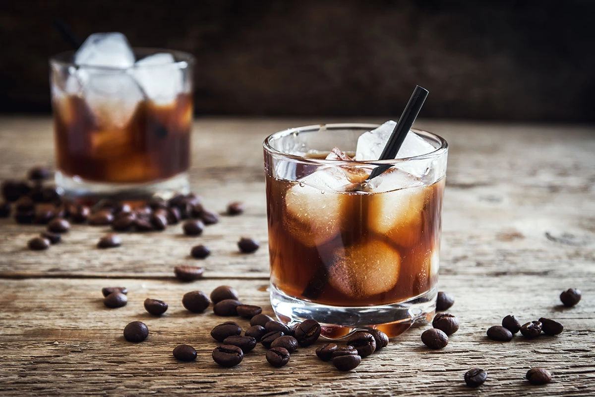 Black Russian — хороший выбор для тех, кто любит кофе в более сухой подаче и не нуждается ни в сливочности, ни в барной декоративности