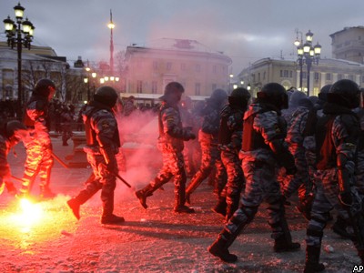 Столкновения футбольных фанатов и ОМОНа на Манежной площади 