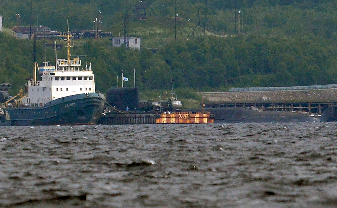 Спасательный буксир Северного флота и АПЛ спецназначения проекта 09786 &laquo;Оренбург&raquo; (слева направо)
