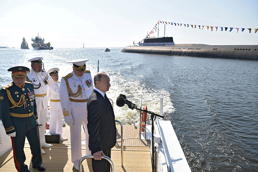 Президент России Владимир Путин во время Главного военно-морского парада по случаю Дня Военно-морского флота в Санкт-Петербурге