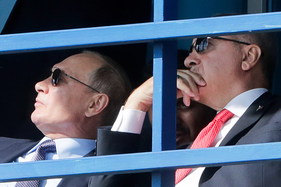 Президенты России и Турции (слева направо) посмотрели демонстрационные полеты