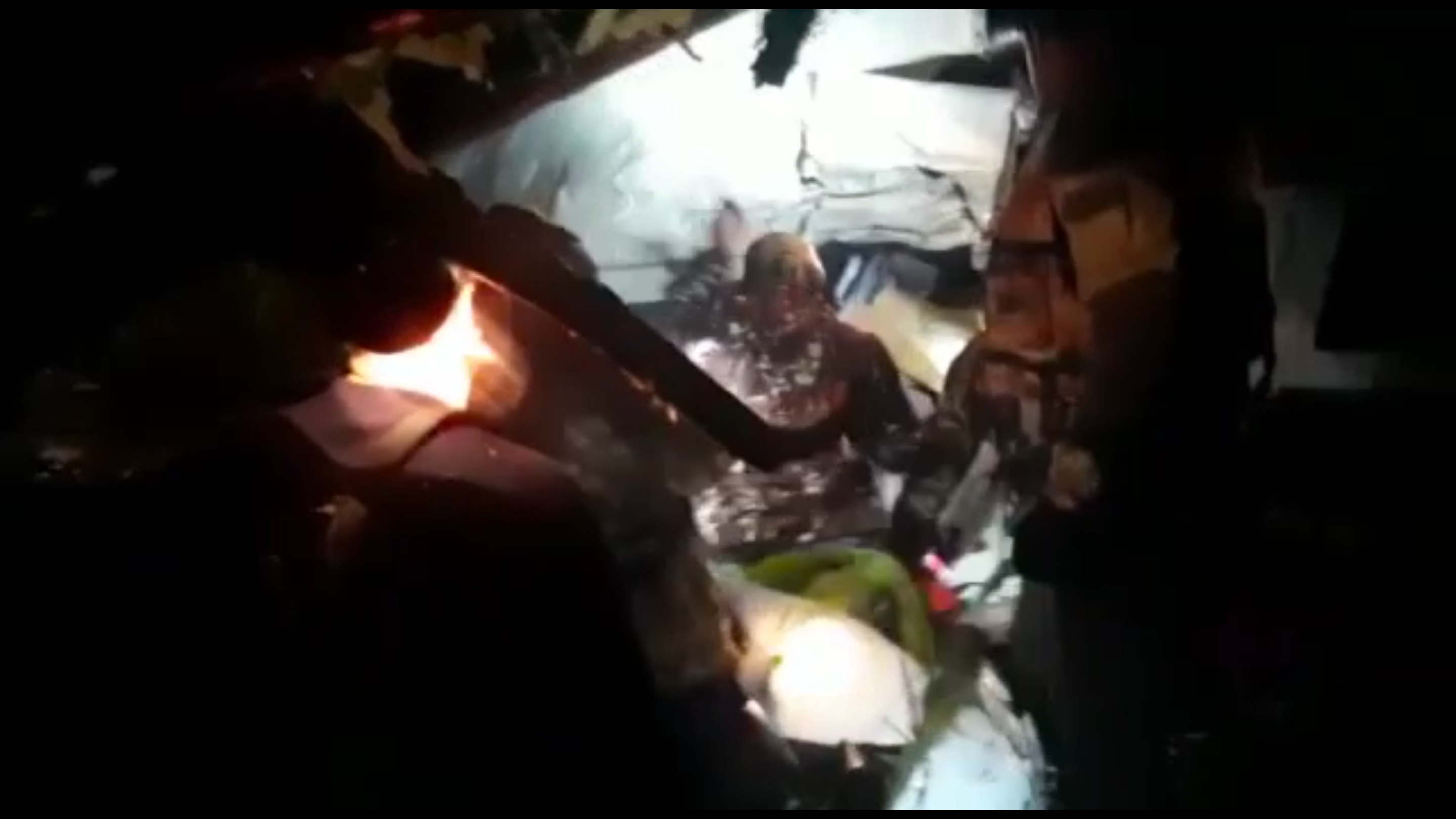 Спасатели извлекают людей на месте крушения самолета L-410 в тайге. Видео