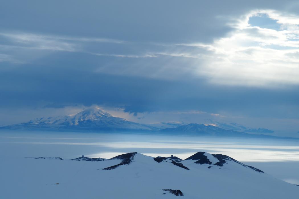 Вид с Касл-Рок (остров Росс) на Трансантарктические горы.