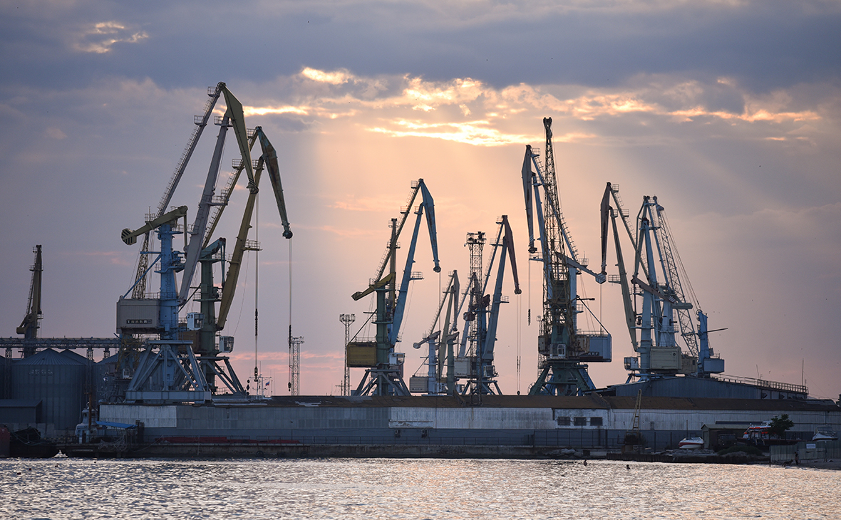 Вид на морской торговый порт Бердянска