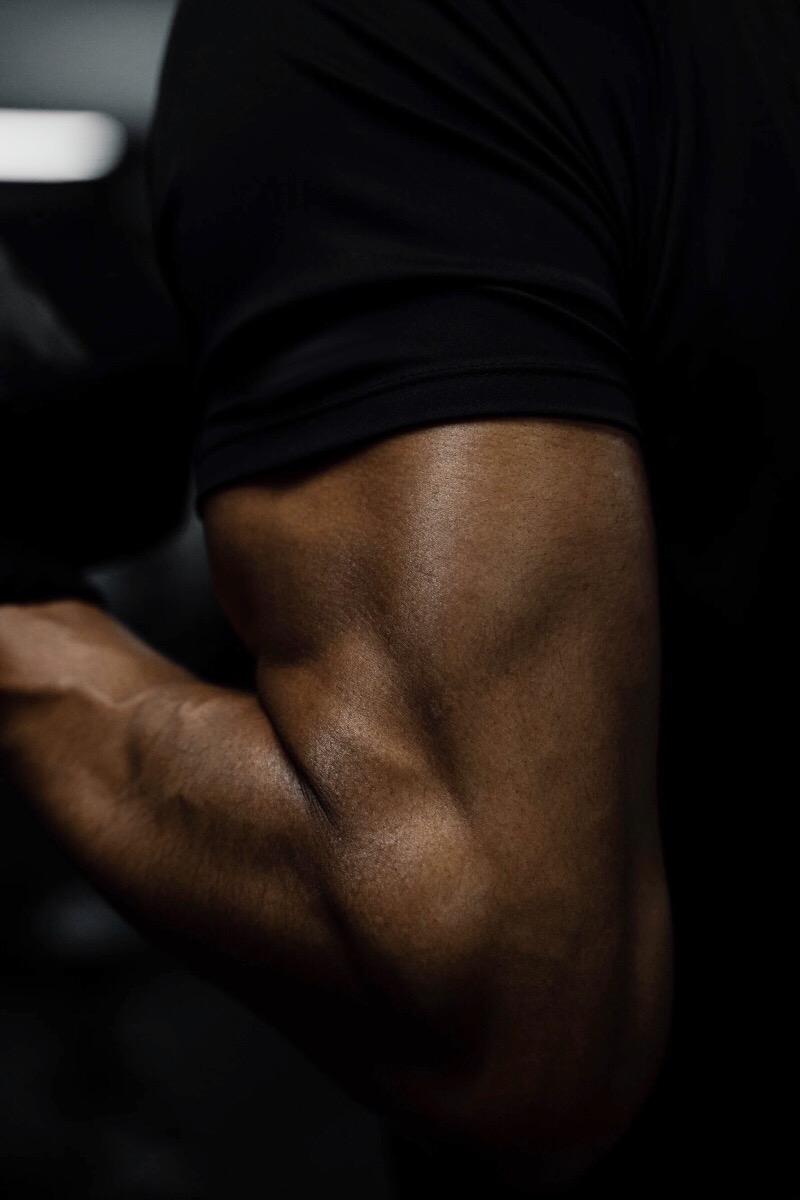 Алмазные отжимания особенно&nbsp;пригодятся в плавании,&nbsp;баскетболе и других видах спорта, требующих резких разгибательных движений рук