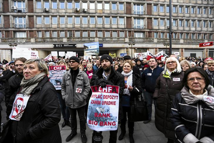Польские домовладельцы, взявшие ипотеку в швейцарских франках, во время демонстрации около Национального банка в Варшаве, Польша. 28 февраля 2015 года


