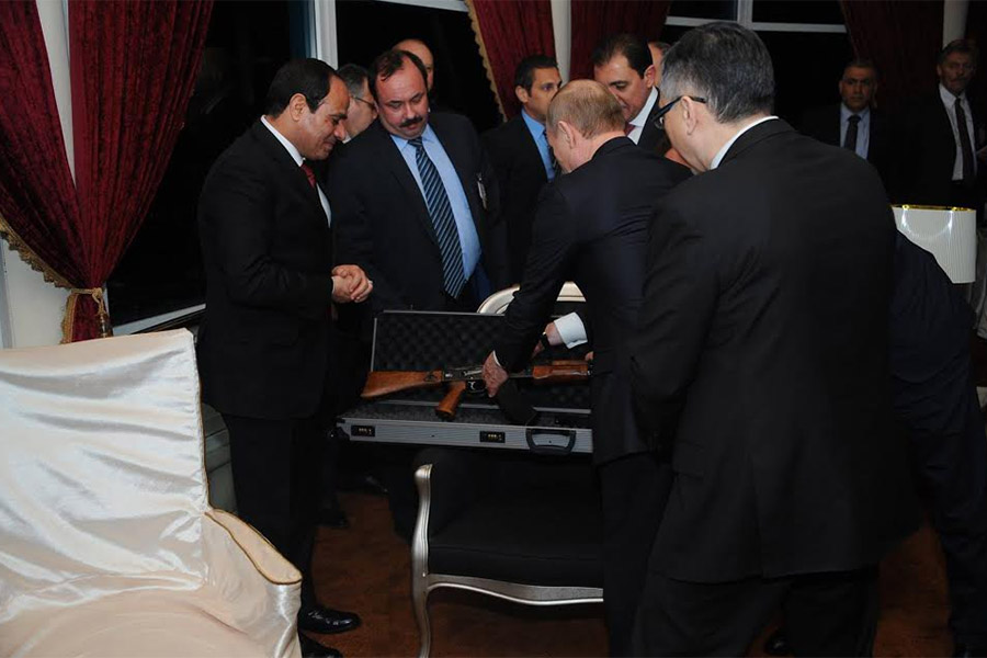 В феврале 2015 года Владимир Путин в ходе визита в Каир подарил египетскому лидеру Абделю Фаттаху ас-Сиси автомат Калашникова. Бывший премьер-министр Швеции Карл Бильдт, сообщив о подарке в Twitter, назвал его, &laquo;несомненно, очень символичным&raquo;.
