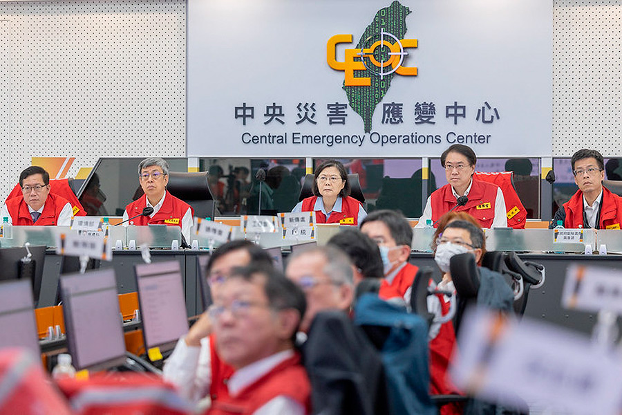 Президент Тайваня Цай Инвэнь (посередине) приехала в центра реагирования на стихийные бедствия, чтобы получить отчет от экстренных служб по поводу землетрясения.