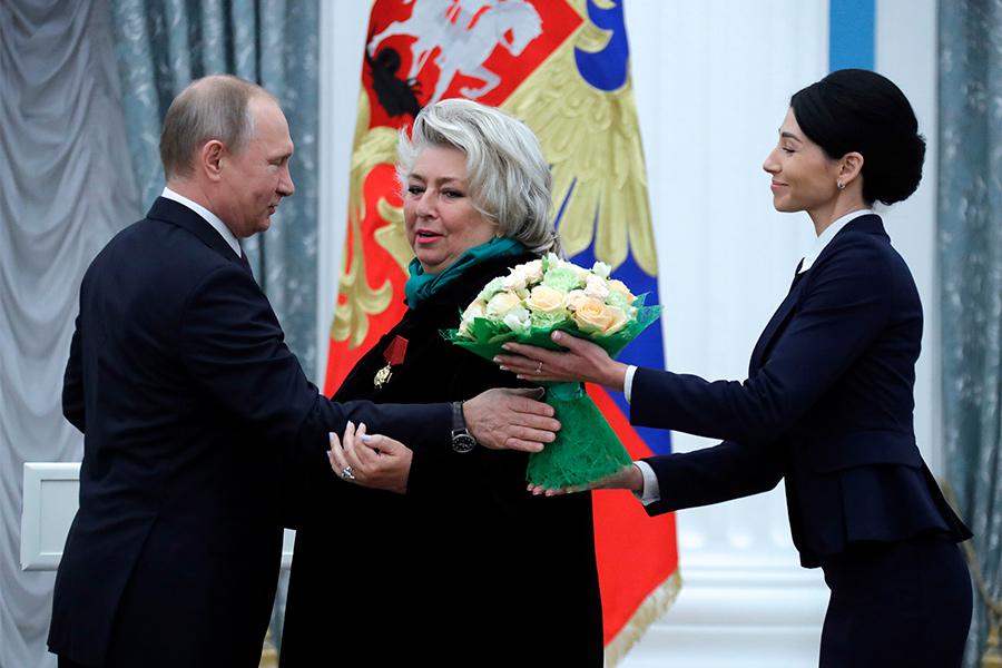 Владимир Путин и Татьяна Тарасова (в центре), получившая орден &laquo;За заслуги перед Отечеством&raquo; IV степени, 2017 год