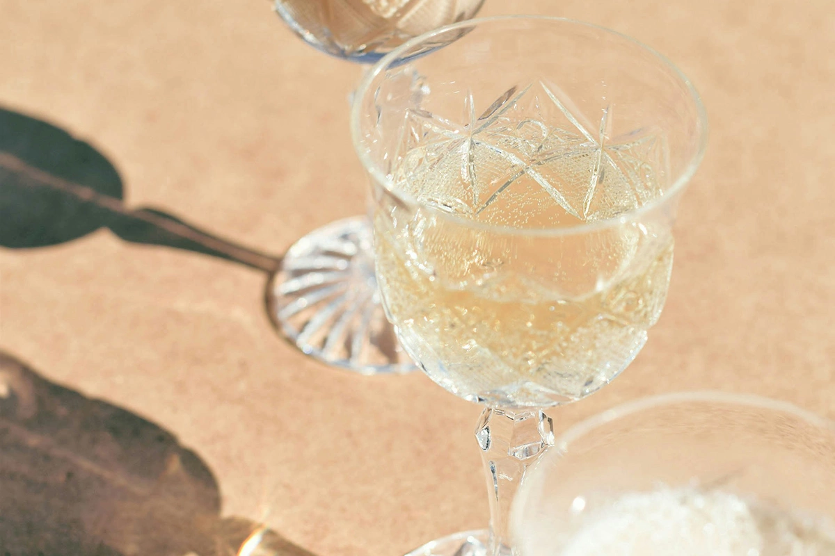 «Для Gen Z важно не просто выпить, а подчеркнуть момент, атмосферу, стиль жизни. Поэтому вино часто становится частью социальных ритуалов, но не повседневной привычкой»