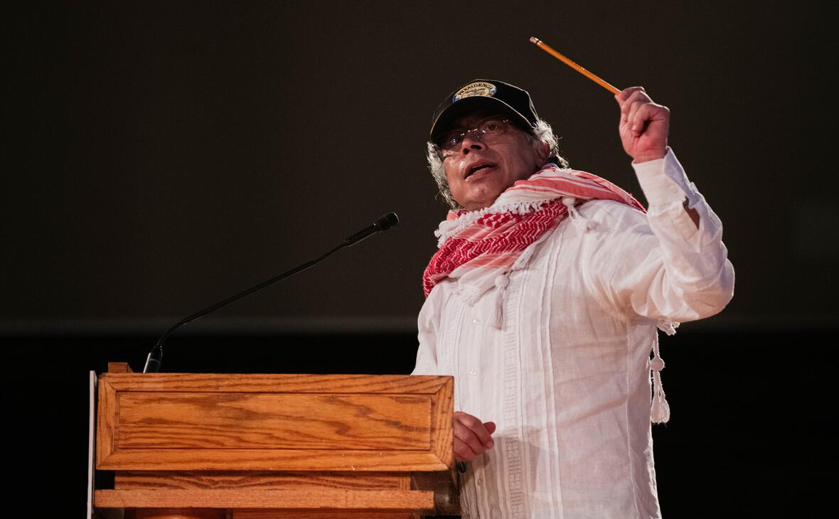 Густаво Петро