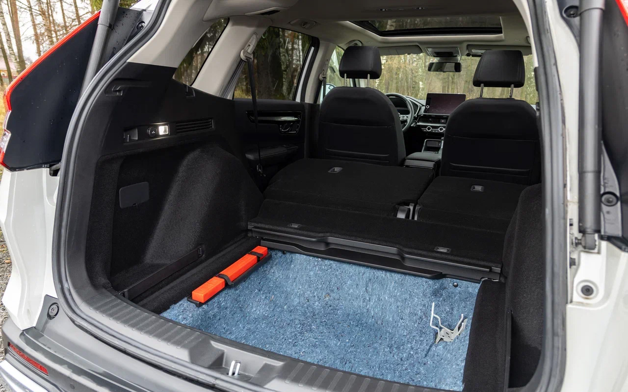 Запаской&nbsp;и даже докаткой&nbsp;Honda CR-V зачем-то обделили: в средней комплектации есть лишь пустая ниша под опциональное колесо