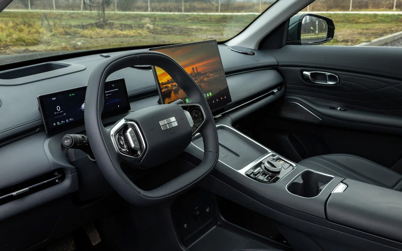 Руль Geely EX5 EM-i идентичен оному в электрокаре EX5. Диапазон его регулировок в обеих плоскостях неплох