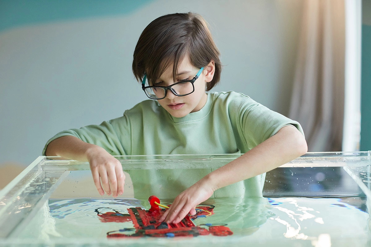 Этот опыт закладывает основу для понимания плотности разных материалов