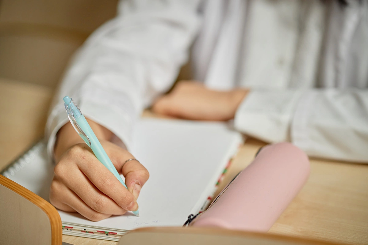 Когда слово используется не в том значении, которое закреплено за ним в литературном языке, нарушается точность высказывания и искажается смысл