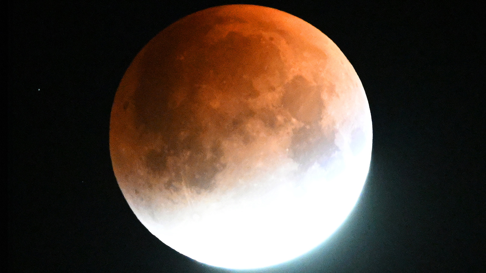 Посмотрите на кадры затмения «Кровавой Луны». Фото из разных стран