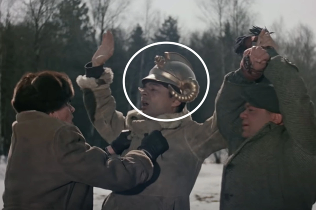 В этом кадре на голове персонажа внезапно возникает золотой шлем. Фильм «Джентльмены удачи» (1971)