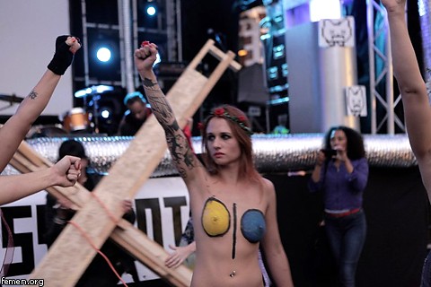 FEMEN продолжили "крестоповал" в Нидерландах