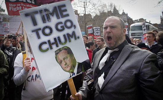 Англичане выражают протест премьеру Дэвиду Кэмерону, Лондон, 9 апреля 2016 года


