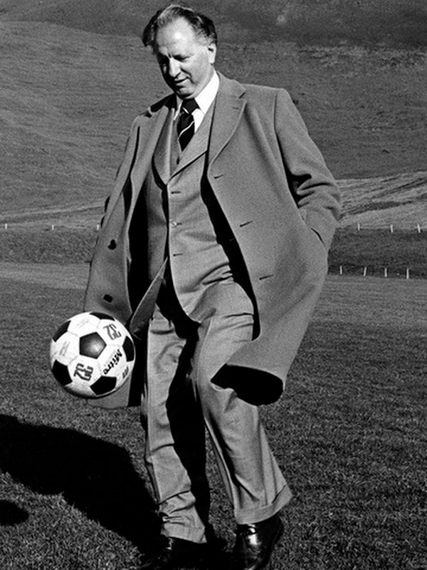 Альберт Гюдмюндссон считается первым исландским профессиональным футболистом. Долгое время он играл на любительском уровне, в том числе за такие клубы, как шотландский &laquo;Рейнджерс&raquo; и английский &laquo;Арсенал&raquo;. Первым клубом, за который форвард выступил в качестве профессионального игрока, был французский &laquo;Нанси&raquo;, где Гюдмюндссон выступал в 1947&ndash;1948 годах и стал лучшим бомбардиром сезона. После этого футболист играл за итальянский &laquo;Милан&raquo;, но из-за травмы ушел из команды и после операции закончил профессиональную карьеру во Франции. После этого спортсмен занялся на родине бизнесом, а с 1960-х годов начал политическую карьеру, и в 1974 году его избрали в исландский парламент. В 1980 году бывший футболист баллотировался в президенты, но выборы выиграла Вигдис Финнбогадоуттир, которая считается первой демократически избранной женщиной-президентом в мире. В 1983&ndash;1987 годах Альберт Гюдмюндссон занимал должности сначала министра финансов, а затем министра промышленности, а после этого создал и возглавил политическую партию, которая прошла в парламент на выборах в 1987 году. Через два года политик получил должность посла Исландии во Франции, которую занимал до 1993 года. В 1994 году Гюдмюндссон скончался.