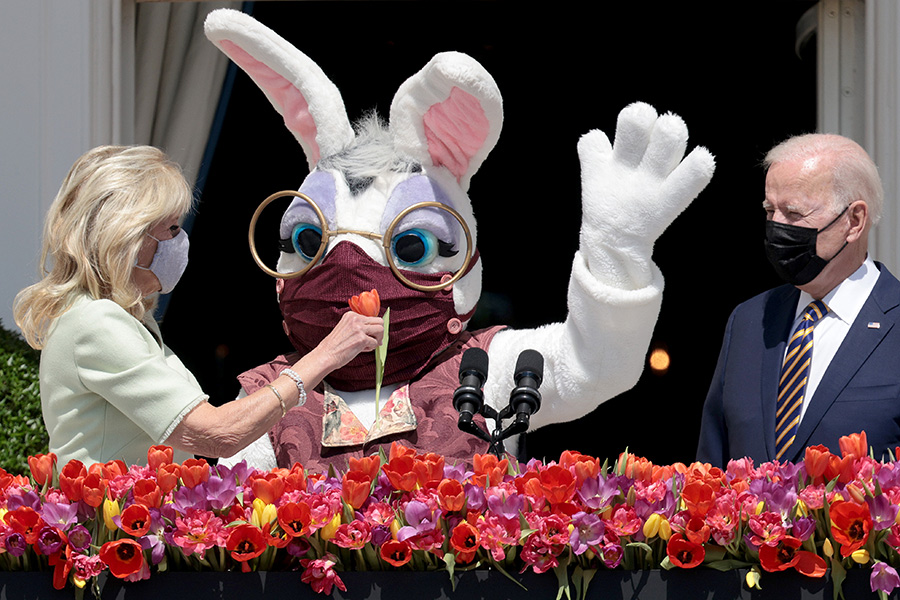 5 апреля, 76-й день. Джо и Джилл Байден во время празднования Пасхи в Белом доме. Традиционное катание пасхальных яиц в этом году отменили из-за пандемии коронавируса