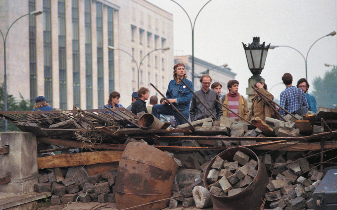 Почему гкчп не смог удержаться у власти. Ельцин 1991 ГКЧП. Августовский путч ГКЧП. Август 1991 путч танки. ГКЧП танки 1991.