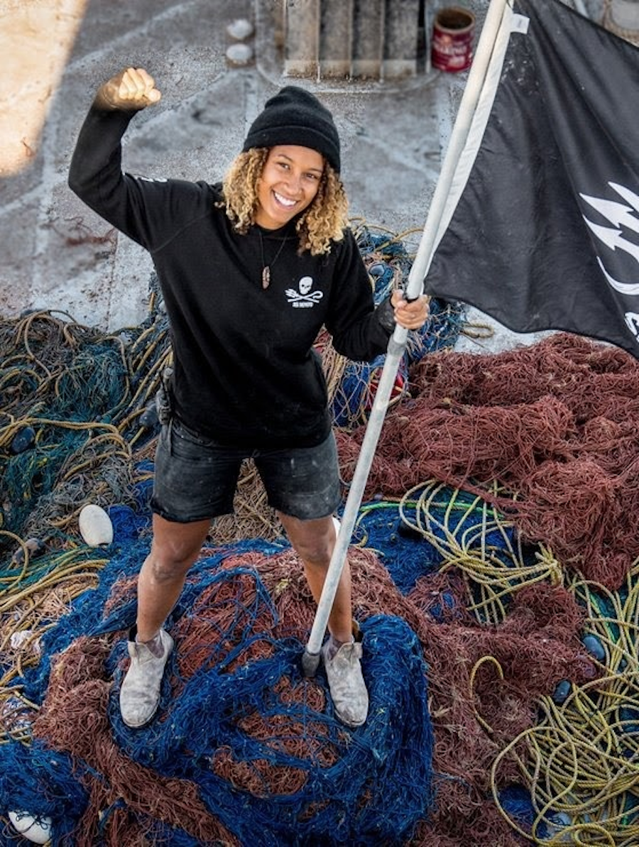 Волонтер Sea Shepherd во время операции по очистке океана от рыболовных сетей
