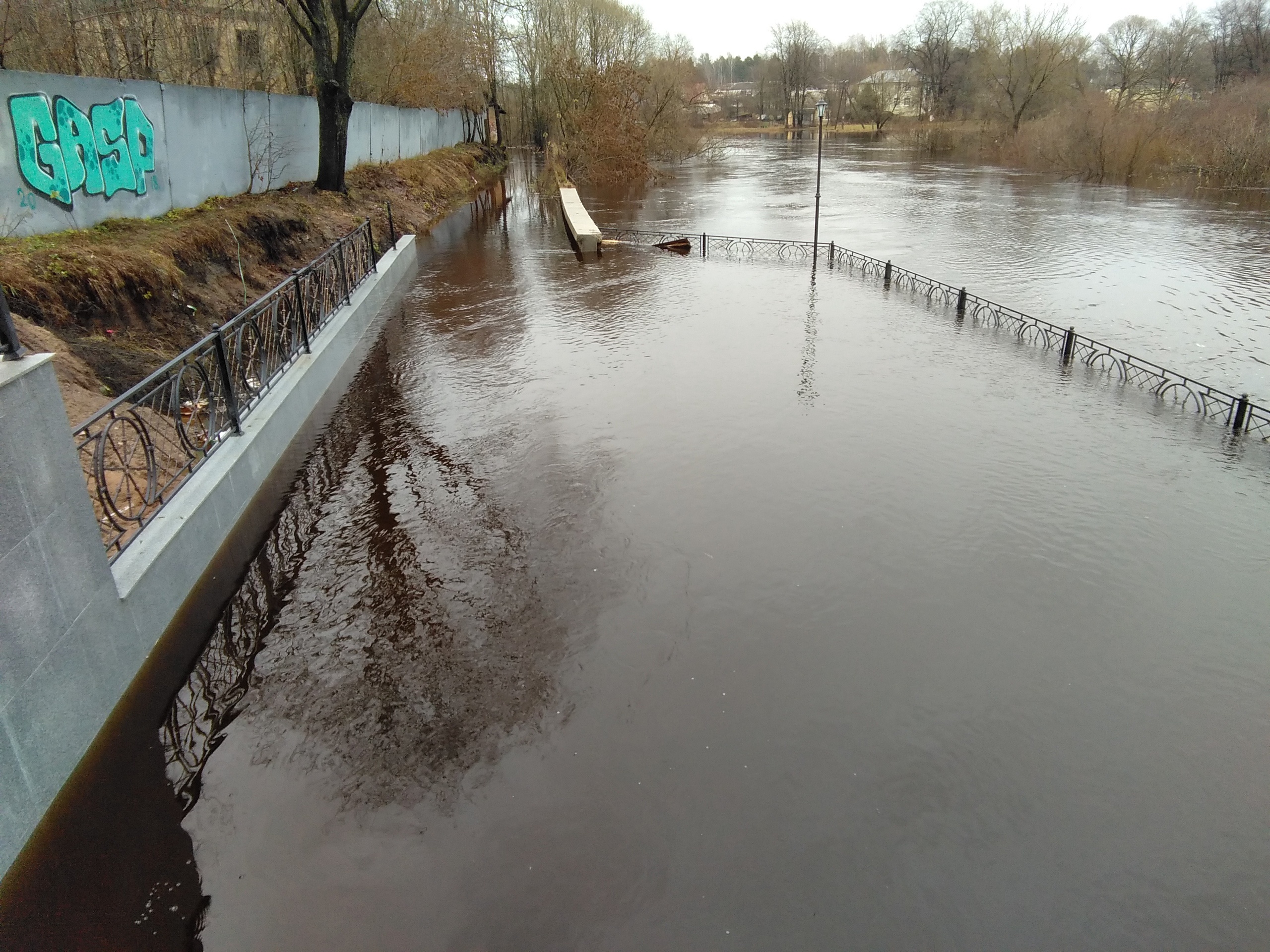 Вода выходит с реки. Разлив реки Луга. Набережная Орехово-Зуево затопило. Река вышла из берегов. Половодье.